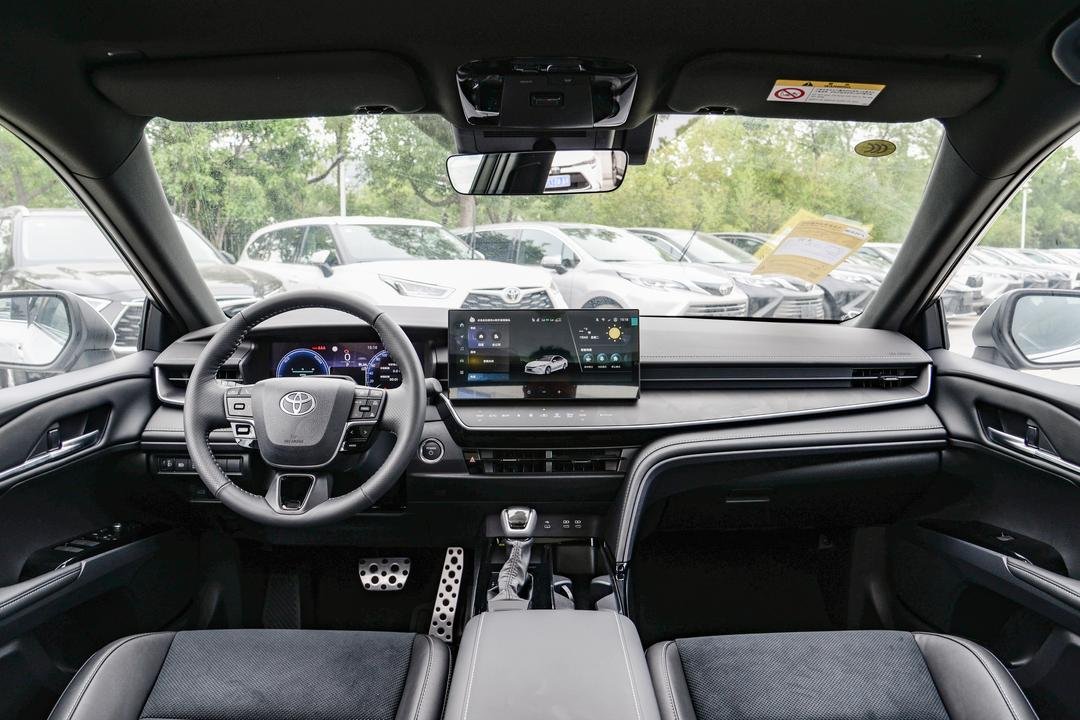 2026 Toyota Camry 2.5L HEV - Image 4