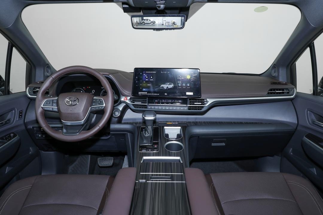 2026 Toyota Granvia 2.5L HEV - Image 4