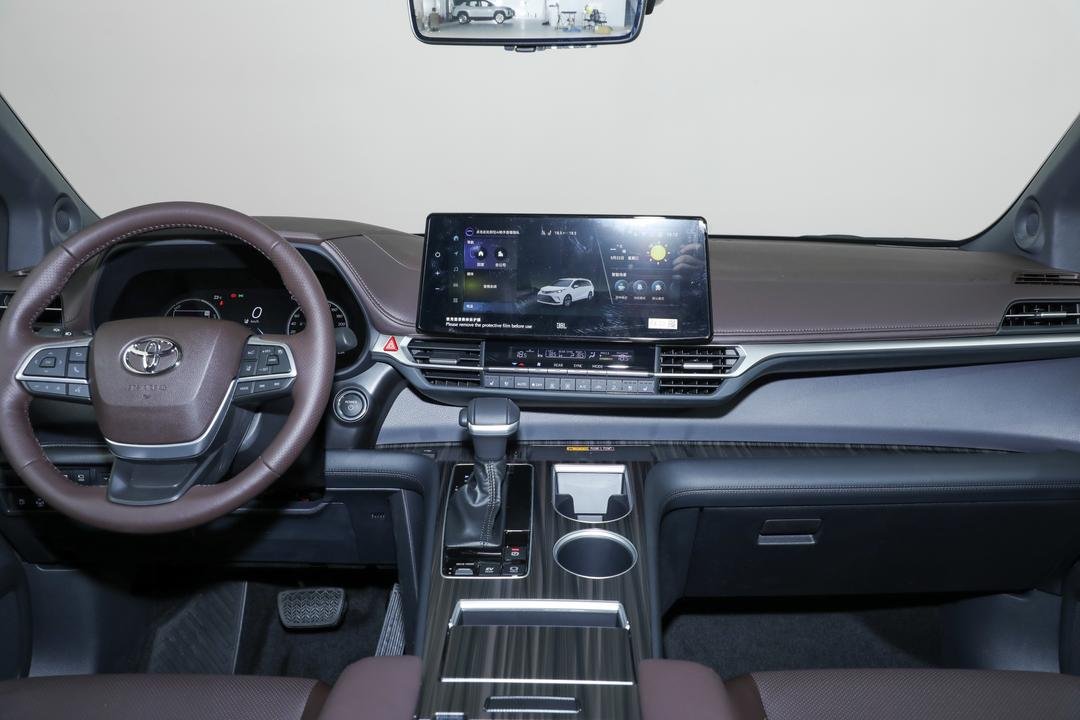 2026 Toyota Granvia 2.5L HEV - Image 5