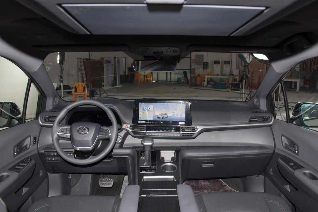 2026 Toyota Sienna 2.5L HEV 2WD - Image 4