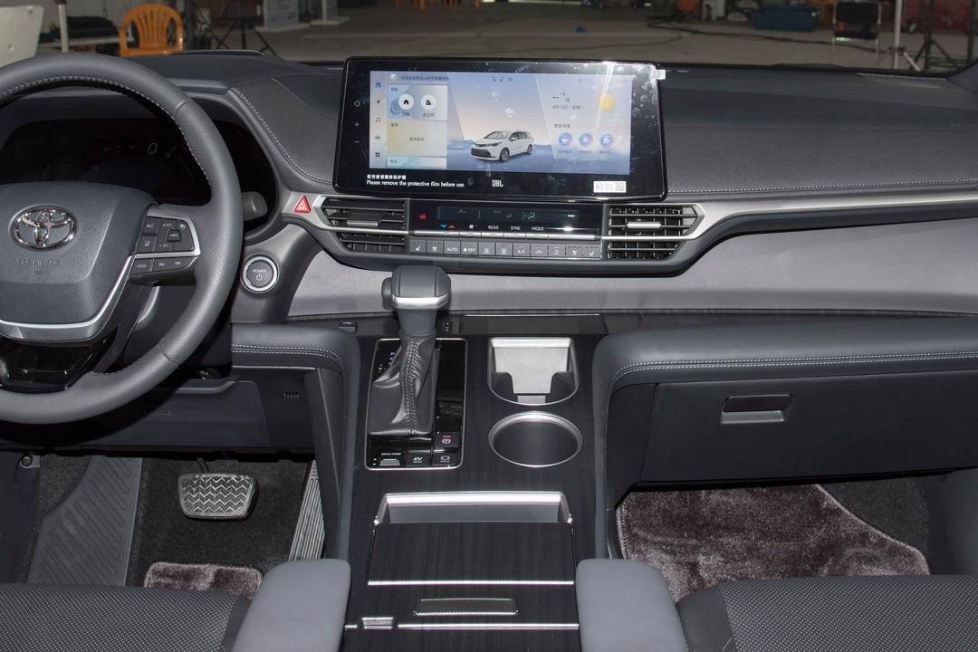 2026 Toyota Sienna 2.5L HEV 2WD - Image 5